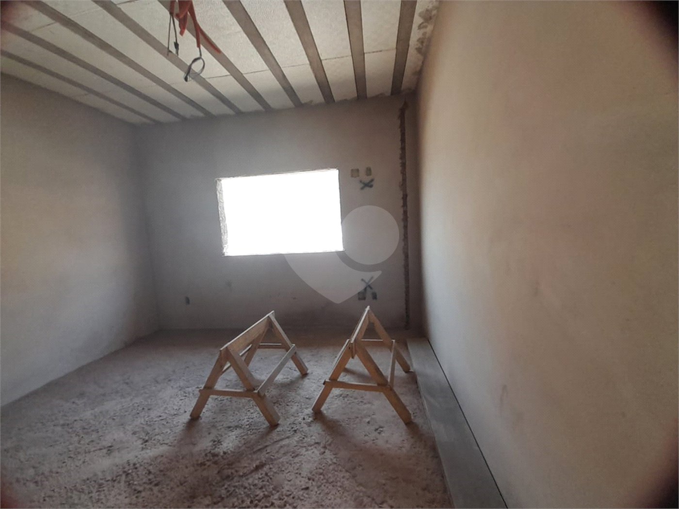 Casa em Construção com Área Gourmet e Piscina no Condomínio Damha II