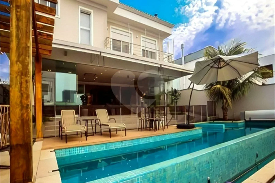 Casa de Alto Padrão em Condomínio com 4 suítes.