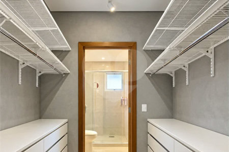 Sobrado geminado com 185 m², 3 suítes, closet, 4 vagas, área gourmet, sótão, energia solar, aquecimento de água e sistema completo de segurança.