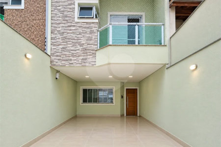 Sobrado geminado com 185 m², 3 suítes, closet, 4 vagas, área gourmet, sótão, energia solar, aquecimento de água e sistema completo de segurança.