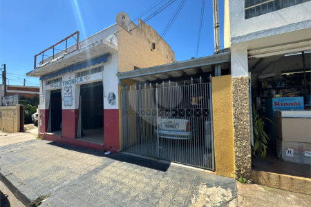 Casa com salão comercial, á venda, em São Carlos-SP.
