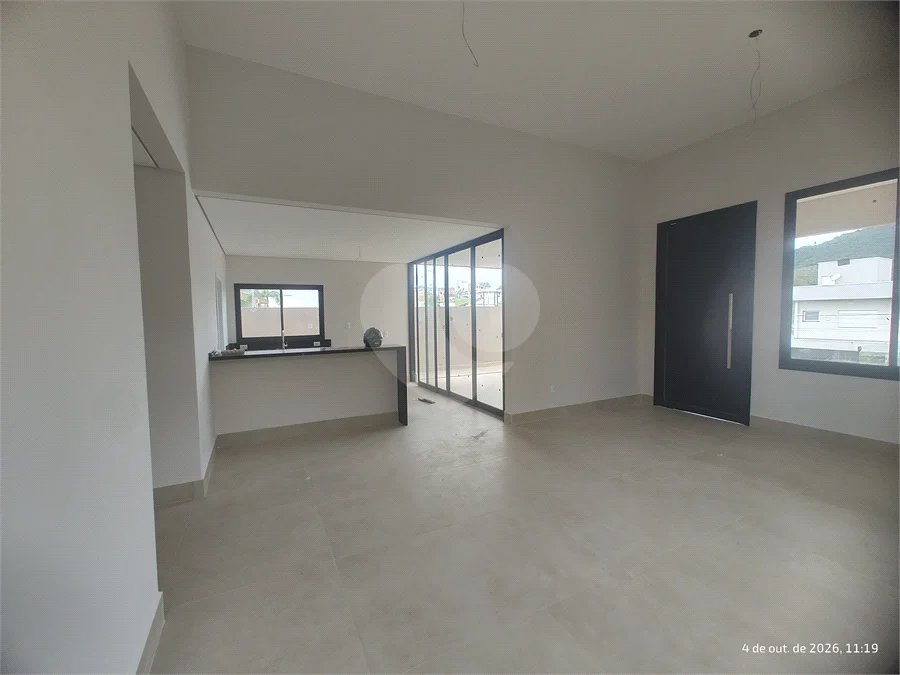 Casa exclusiva em Atibaia de alto padrão com 3 suítes, piscina, espaço gourmet, condomínio fechado, aceita financiamento