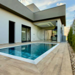 Casa térrea 3 dormitórios (3 suítes), espaço gourmet, piscina, 2 vagas garagem, condomínio fechado com ampla área lazer