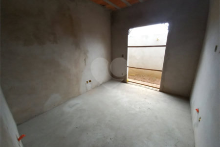 Casa Térrea no Condomínio Village Damha III.