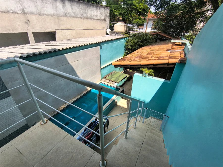 Sobrado à venda amplo, 3 quartos, 1 suíte, 3 vagas com piscina na Vila Indiana próximo à USP