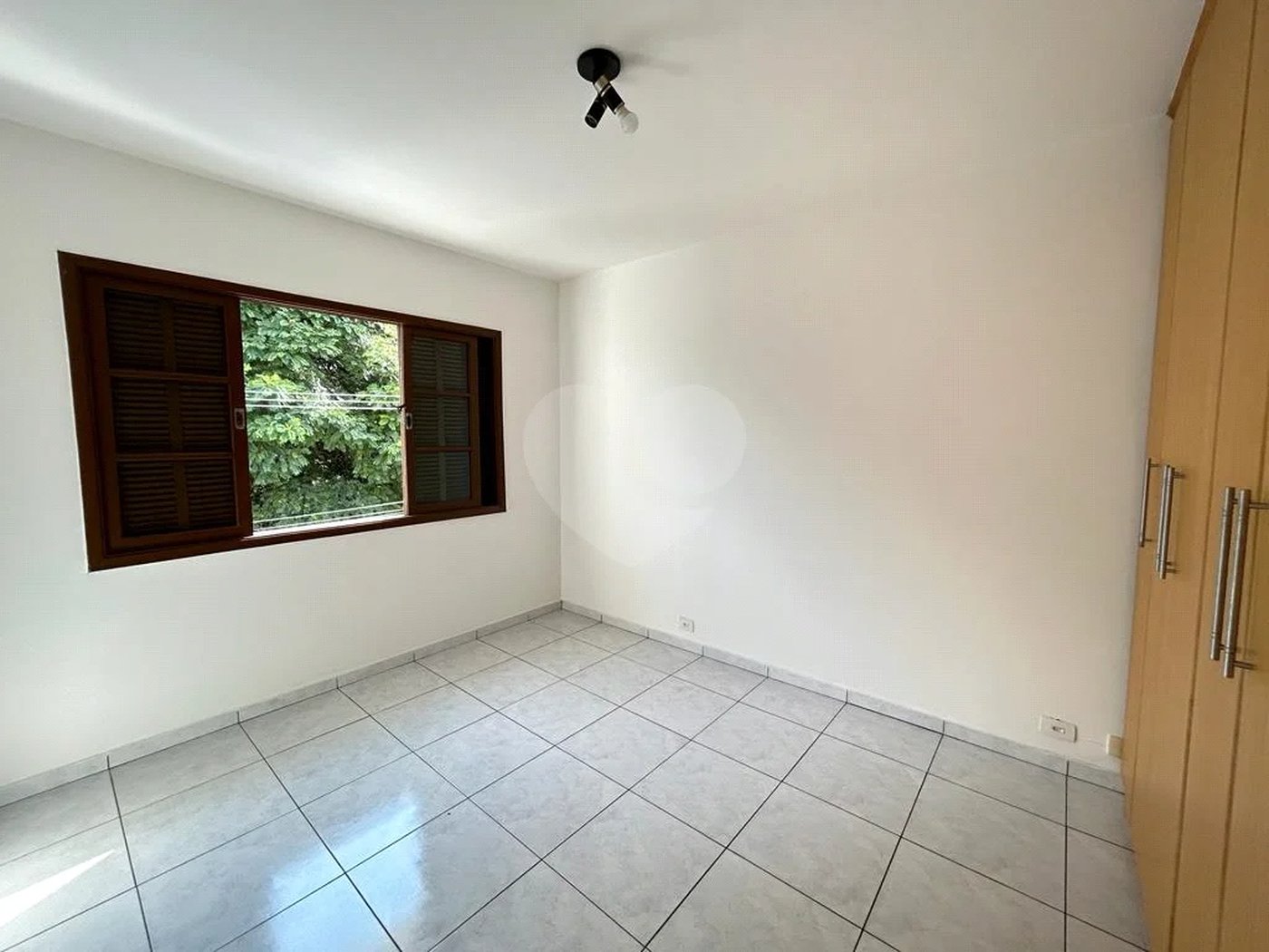 SOBRADO PARA LOCAÇÃO NO PARQUE DOMINGOS COM 03 DORM 01 SUITE 02 VAGAS DE GARAGEM