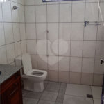 Casa térrea com 3 dormitórios.