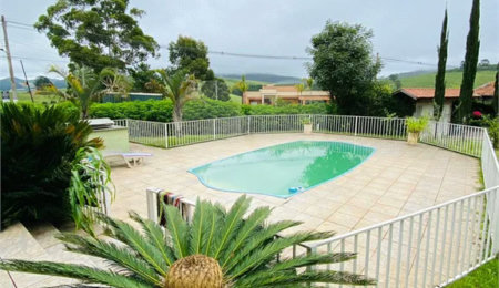 Casa à venda com 4 quartos, sendo 1 suíte,  em Residencial e Industrial Campo Alegre, Poços de Caldas, MG
