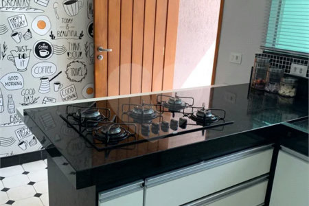 Sobrado com 3 quartos e garagem para 5 veículos.