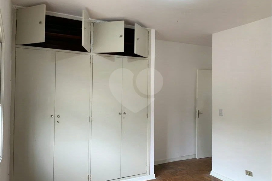 Casa espaçosa com 3 quartos, suíte, quintal e 2 vagas na Vila Santa Catarina