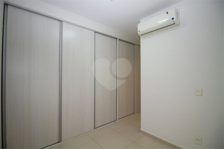 Apartamento com 02 dormitórios, sendo 1 suíte com 02 vagas de garagem