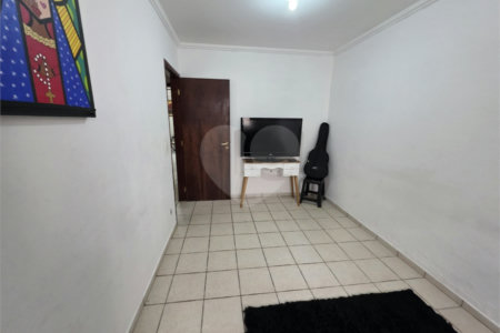 Casa térrea à venda no Douradinho com 2 quartos e edícula com mais dois quartos e 2 banheiros.