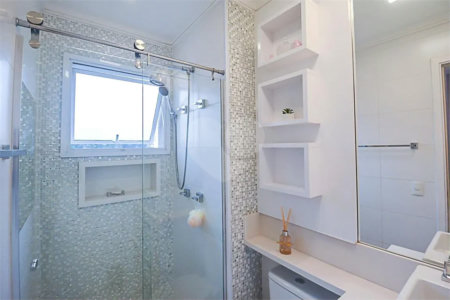 Espaço, conforto e uma localização privilegiada fazem deste apartamento mobiliado no Baeta Neves, em São Bernardo do Campo, uma excelente opção para seu novo lar. Com 118 m², três dormitórios e quatro banheiros, o imóvel oferece ambientes amplos para acomodar a família e receber amigos com comodidad