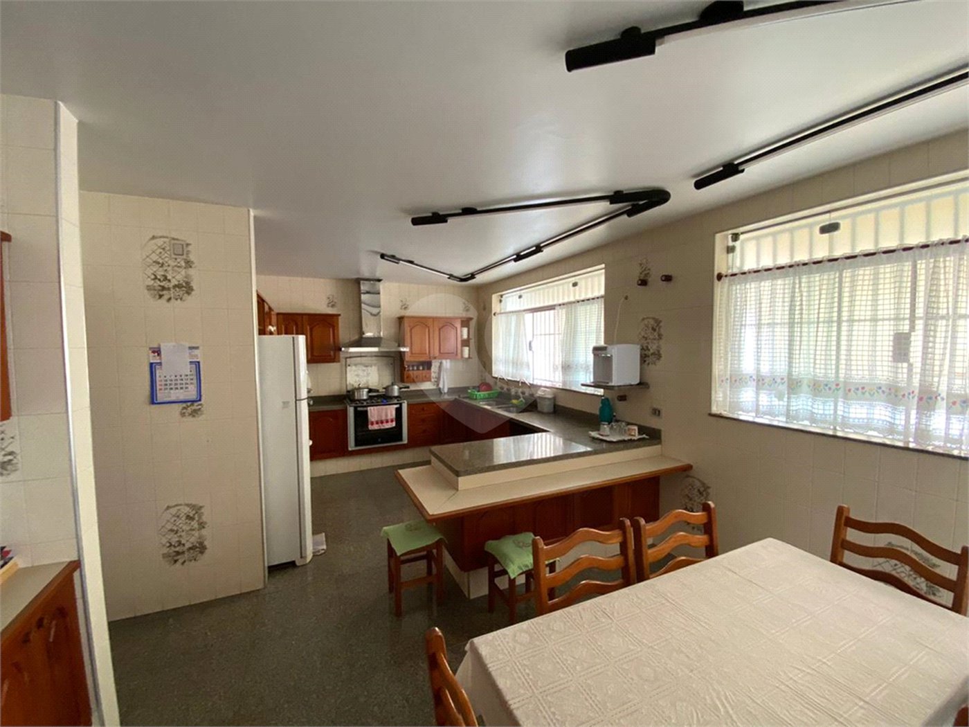 Casa Térrea com 3 suítes, sendo 1 suíte master.