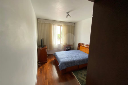 Casa Térrea com 3 suítes, sendo 1 suíte master.