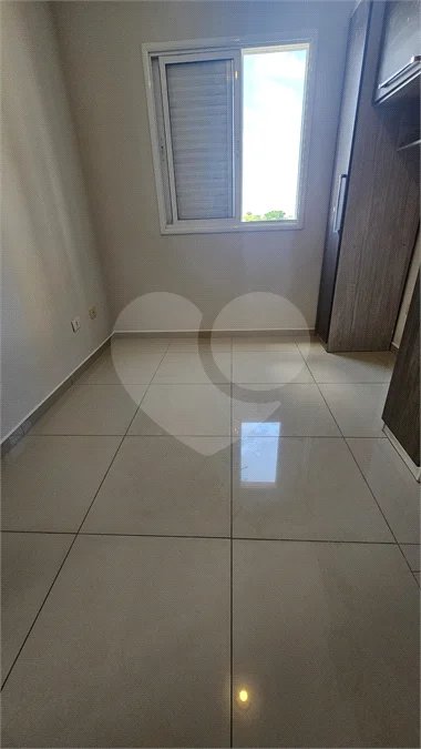 Apartamento Locação Condomínio Anguri com 02 dormitórios com Ar e Sacada