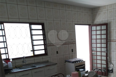 Casa térrea com 2 dormitórios, sendo 1 suíte.