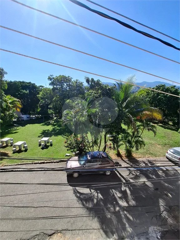 Ó TIMO CASA COM 3 QUARTOS E TERRAÇO EM CONTOMINIO FECHADO
