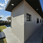 Maravilhosa Casa térrea em condomínio fechado no Portal Lamis, com 3 suítes, piscina privativa e persianas elétricas em excelente condomínio com salão de festas, piscina, quadras de tênis, beach tênis e campo de futebol. Vista cinematográfica da Pedra Grande.