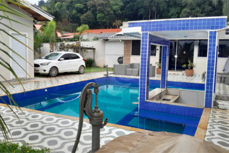 Chácara em Área Rural de Piracaia, com casa principal + 4 kitnets alugadas, excelente localização