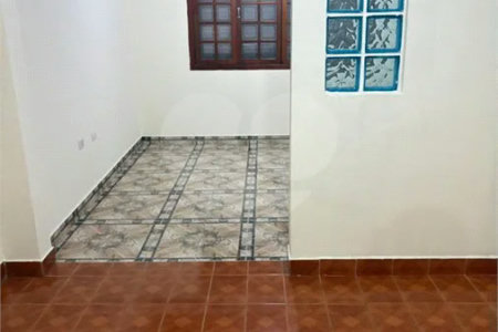 São Paulo - Capital - Bairro Santa Cruz - R4 495.000,00 - Aceita permuta por imóvel na cidade de Indaiatuba- Sp - Sobrado em rua residencial sem saída e com praça particular. O imóvel possui 2 quartos — 1 suíte com dois ambientes e acesso a hall externo. Sala ampla, cozinha com dois ambientes