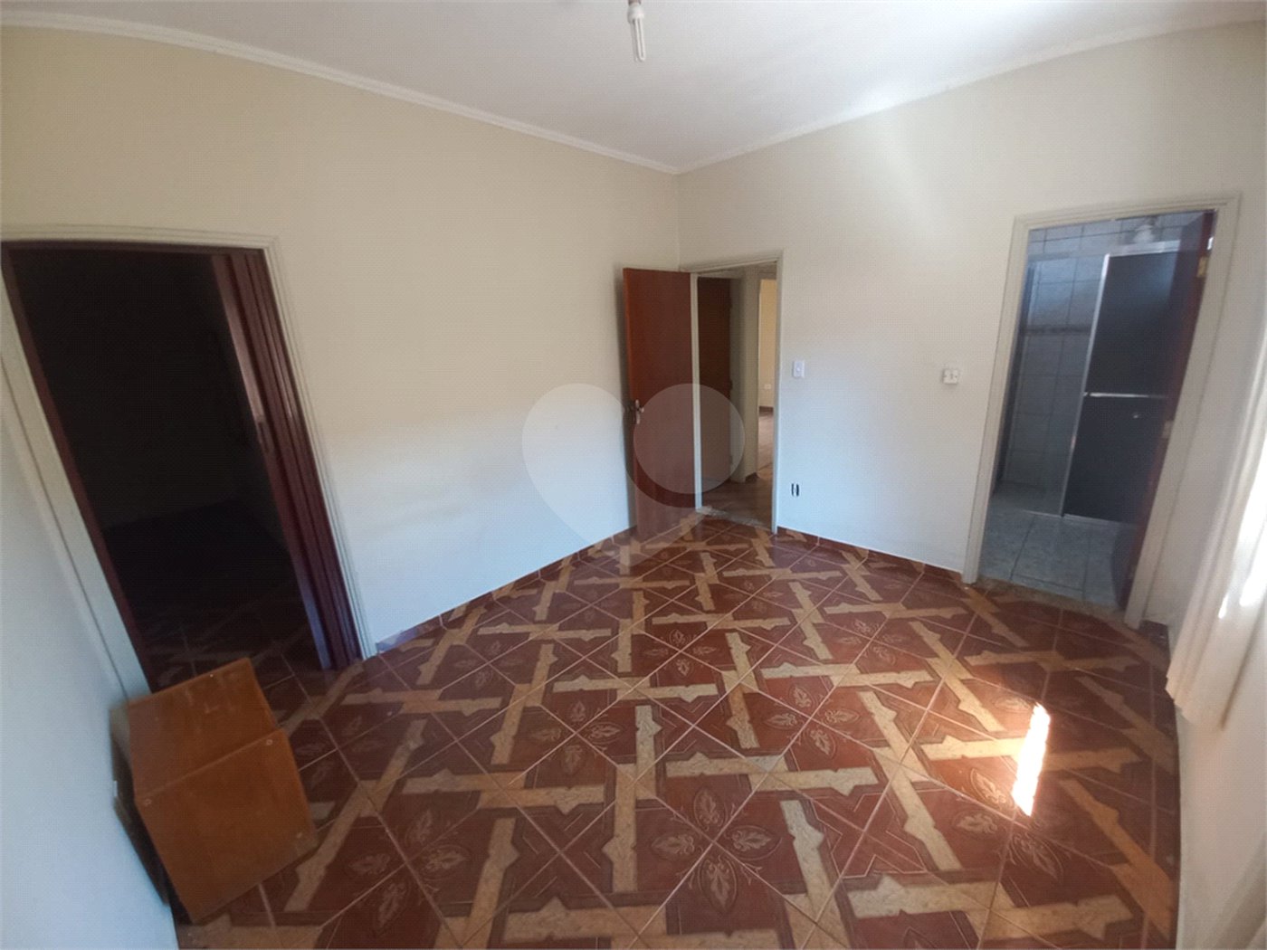 Casa térrea com 3 dormitórios, sendo 1 suíte.