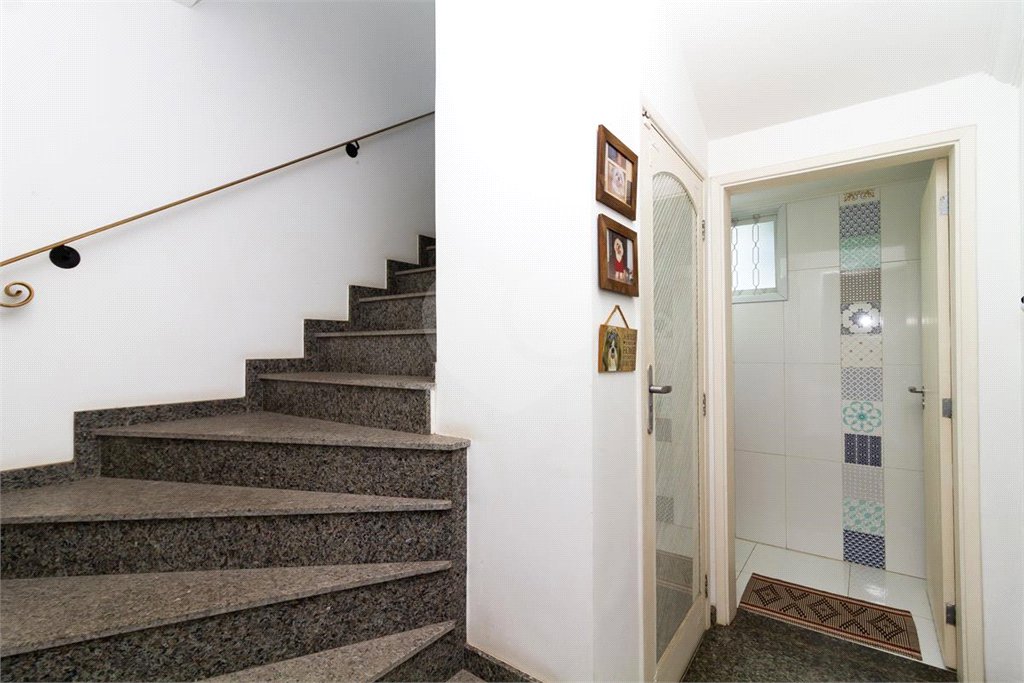 Casa Sobrado à venda com 342 m², 3 dormitórios, sendo 2 suítes, 4 vagas na Vila Mariana - São Paulo.