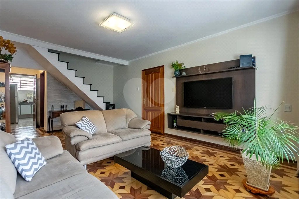 Sobrado no Jabaquara com 280m², 3 dormitórios, quintal amplo, varanda e 3 vagas de garagem.
