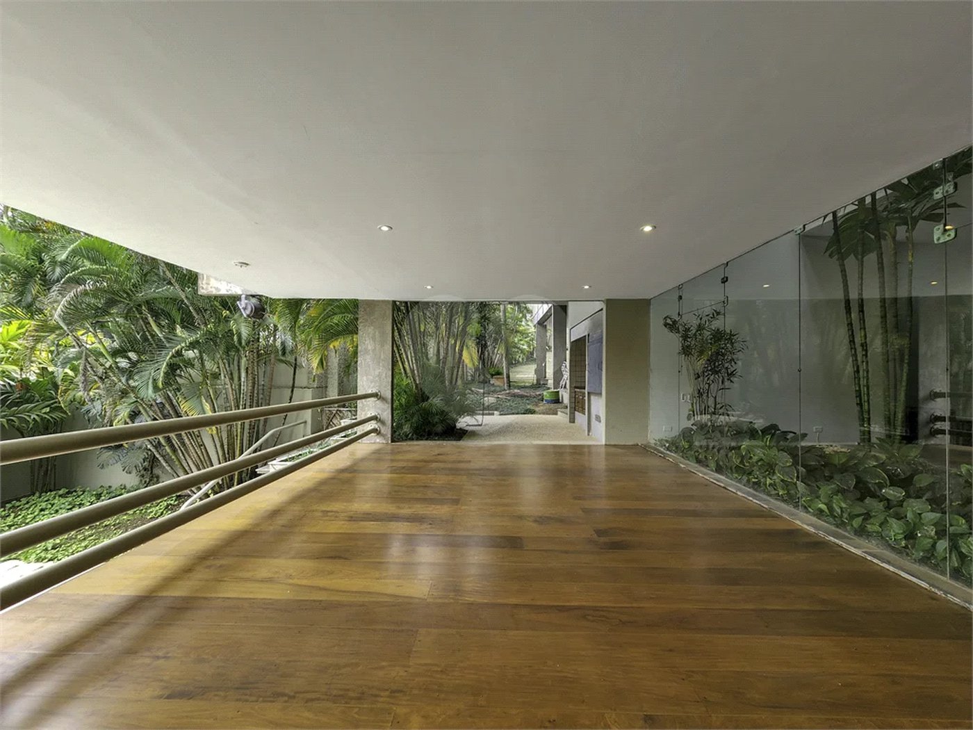 CASA EM RUA FECHADA NA REGIÃO DO MORUMBI / REGIÃO DO CLUBE PAINEIRAS