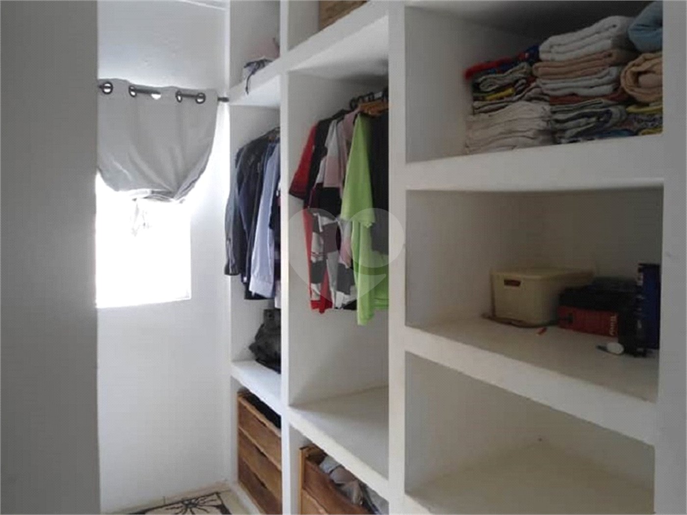 Casa Térrea com dormitórios, sendo 2 suítes.