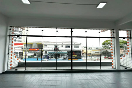 Galpão com 250m² , 4 vagas , para locação em Itaquera.
