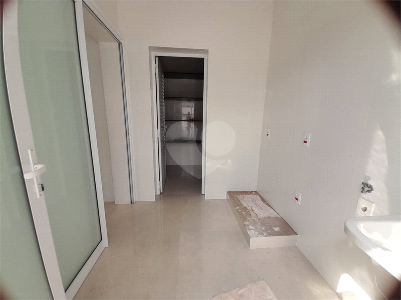 Belíssima Casa à Venda no Condomínio Damha IV