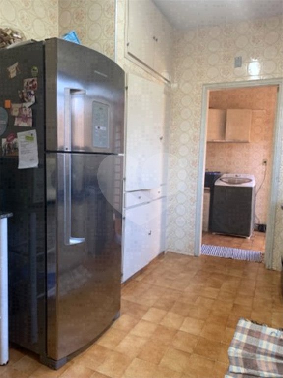 Casa térrea com 3 dormitórios, sendo 1 suíte .