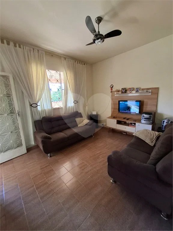 Ó TIMO CASA COM 3 QUARTOS E TERRAÇO EM CONTOMINIO FECHADO