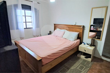 Casa no Jardim Medeiros ampla com 3 dormitórios bem distribuída