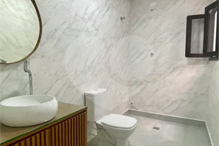 Sobrado com 3 andares, 350 m², 6 quartos, 2 suítes e 5 vagas para locação no Jardim Anália Franco!