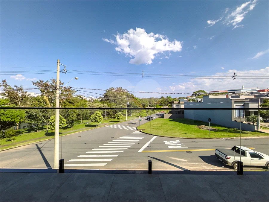 Indaiatuba - Condomínio Milano - Sobrado - 350 m² de terreno - 240 m² de área construída - 4 vagas de garagem, sendo 2 cobertas - Salas de estar e jantar integradas - 3 suítes com closet e varanda no pavimento superior - Escritório no térreo - Espaço gourmet com churrasqueira - Banheiro externo