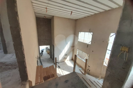 Casa em Construção com Área Gourmet e Piscina no Condomínio Damha II