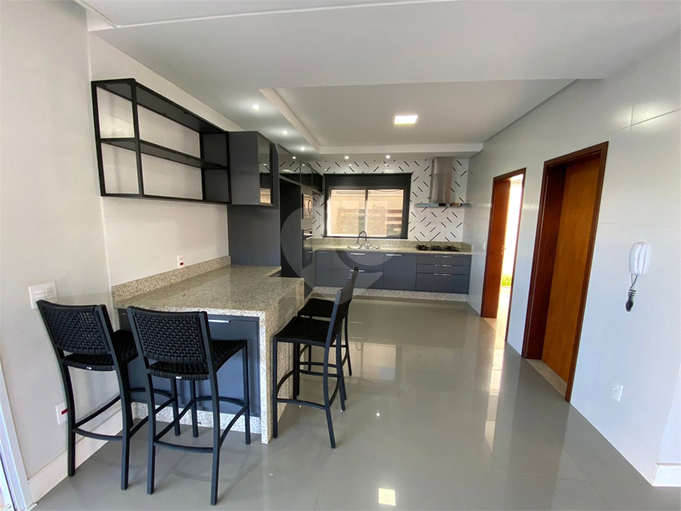 Casa com alto padrão de acabamento para venda no Condomínio Montreal.