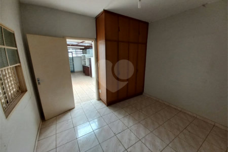 Casa Térrea com 3 dormitórios, sendo 1 suíte.