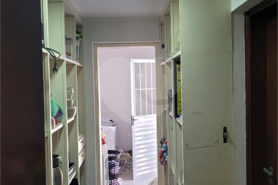 Sobrado com 14 metros de frente , na Região do Jardim Guapira , próximo ao Clube Guapira com 5 dormitórios, sendo 3 suíte com armários embutidos ,banheiro social, Sala para 2 ambientes, escritório com banheiro .cozinha ampla com armários, área de serviço ,dispensa, quintal com banheiro externo c