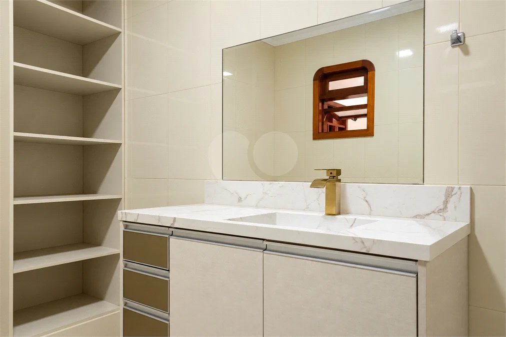 Casa à venda com 6 dormitórios, 3 suítes, piscina, área gourmet, hidromassagem, lareira, varanda e 6 vagas de garagem. Conforto e lazer para toda a família!
