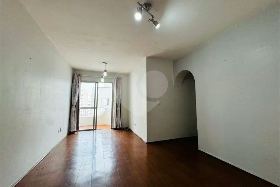 Vende-se Apartamento de 2 Quartos com Sacada na Vila Mascote