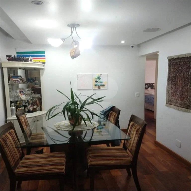 Apartamento na Vila Nova Conceição de 100m2 com 2 dorms, 1 suíte , 3 banheiros, 2 vagas. Estuda permuta.