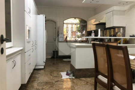 Sobrado com 363m² à venda no Alto da Moóca - 3 suítes e 6 vagas.