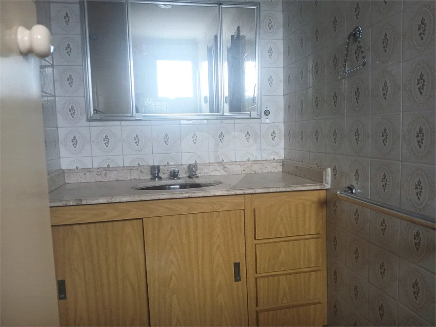 Apartamento a venda com porteira fechada no Belem com 95m com 03 dormitórios espaçoso sendo um suíte, 2 vagas. Aceita Permuta.