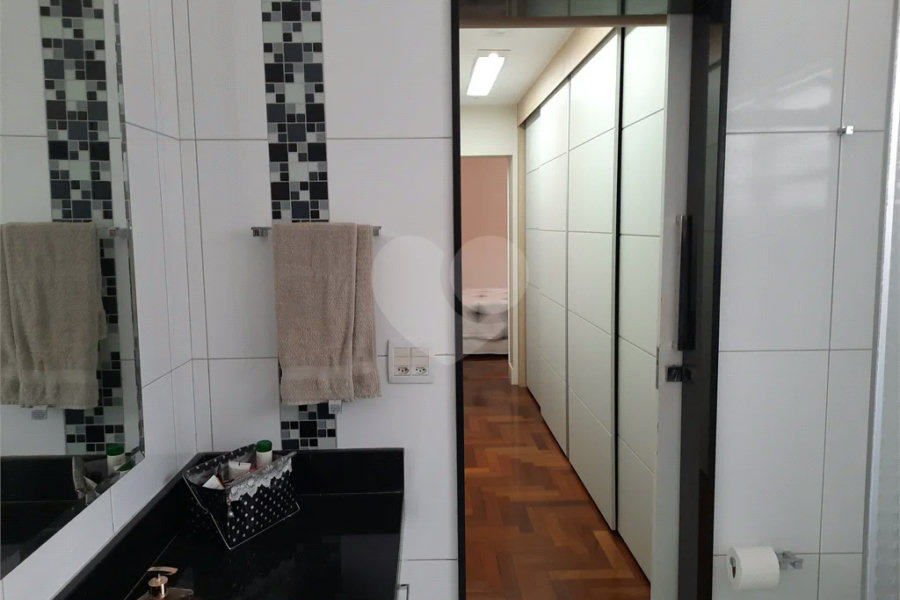casa térrea na Vila Romana, 07 vagas de garagem, 4 quartos,, sendo 1 suíte amplo quintal.