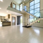 Indaiatuba - Condomínio Milano - Sobrado - 350 m² de terreno - 240 m² de área construída - 4 vagas de garagem, sendo 2 cobertas - Salas de estar e jantar integradas - 3 suítes com closet e varanda no pavimento superior - Escritório no térreo - Espaço gourmet com churrasqueira - Banheiro externo