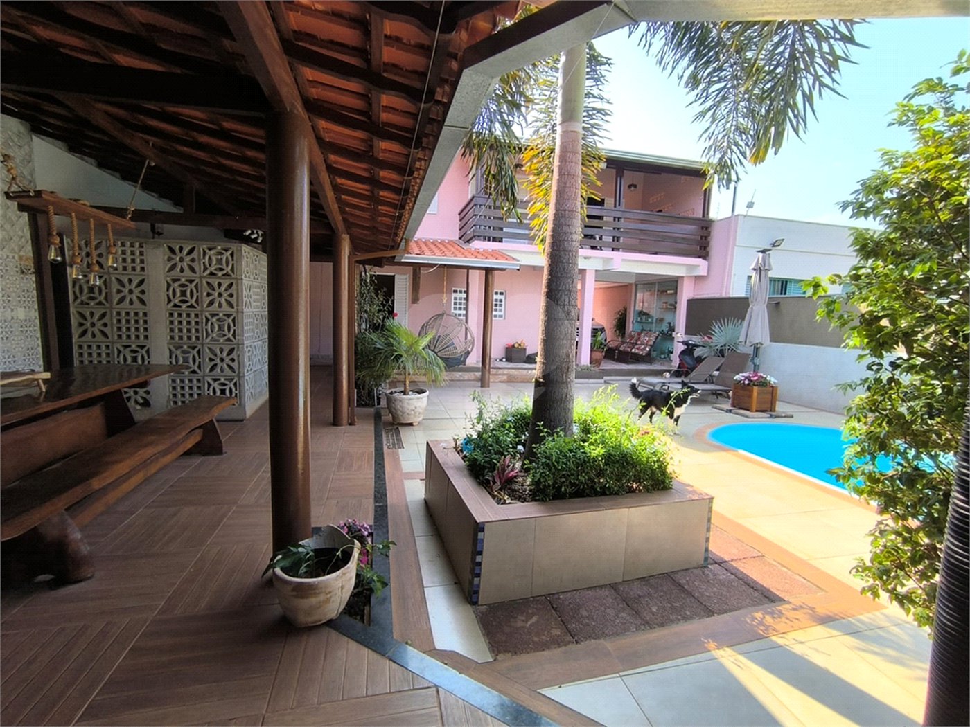 Casa à Venda no Santa Marta com 3 Suítes e Piscina