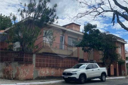 Sobrado á venda em Moema de 280m² com 3 vagas 3 dormitórios e 5 banheiros